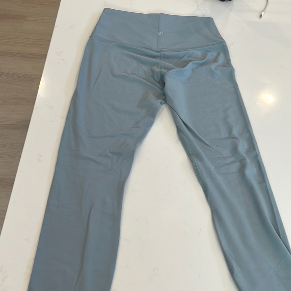 Lululemon aligns SZ6 cropped EUC